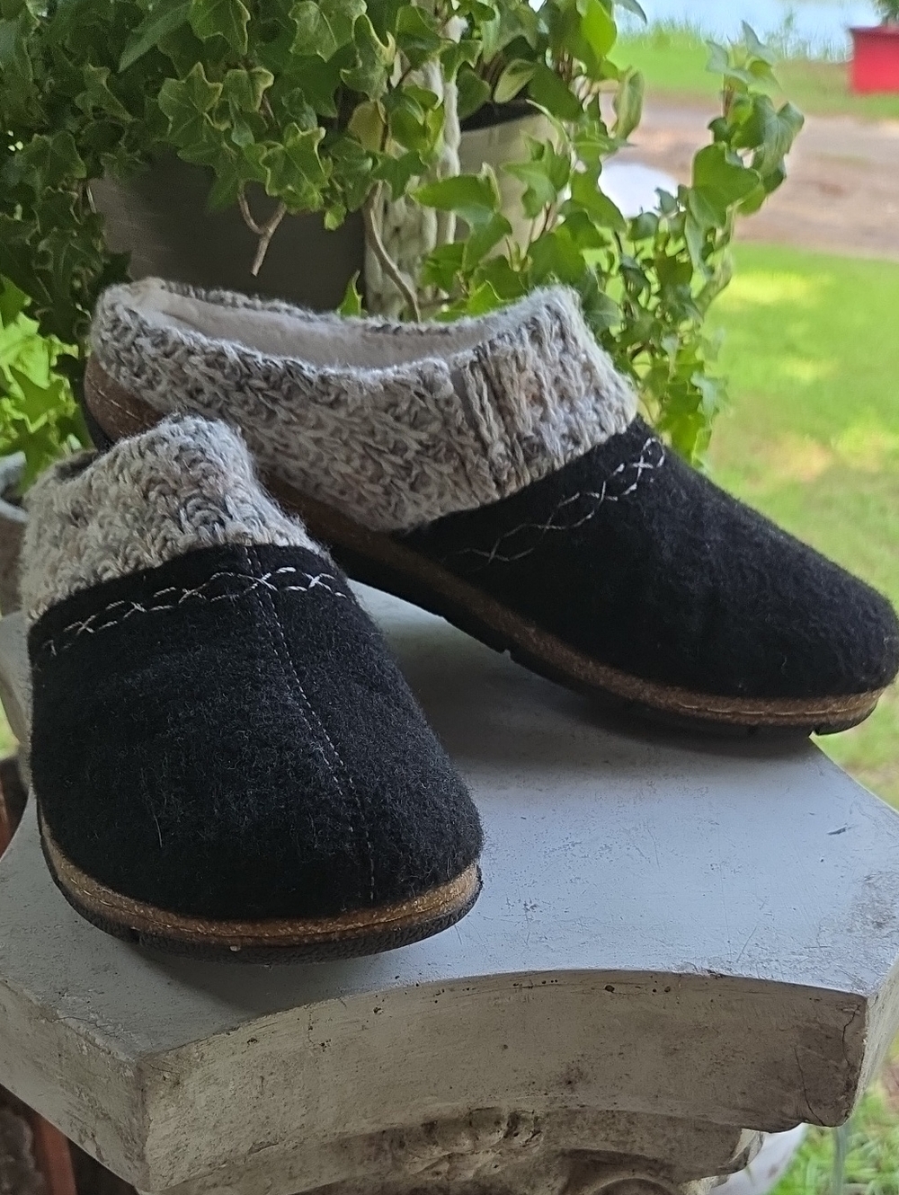 Earth Origins Elana Black Sweater Clog Size 9
